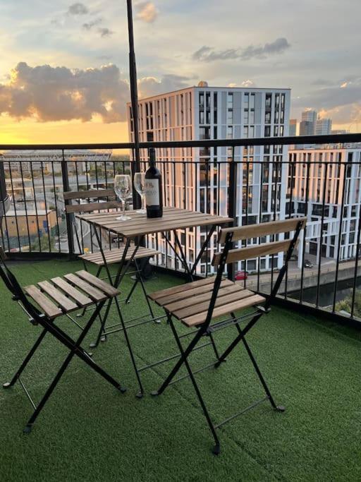 Апартаменты Cozy Flat With Balcony Лондон Экстерьер фото